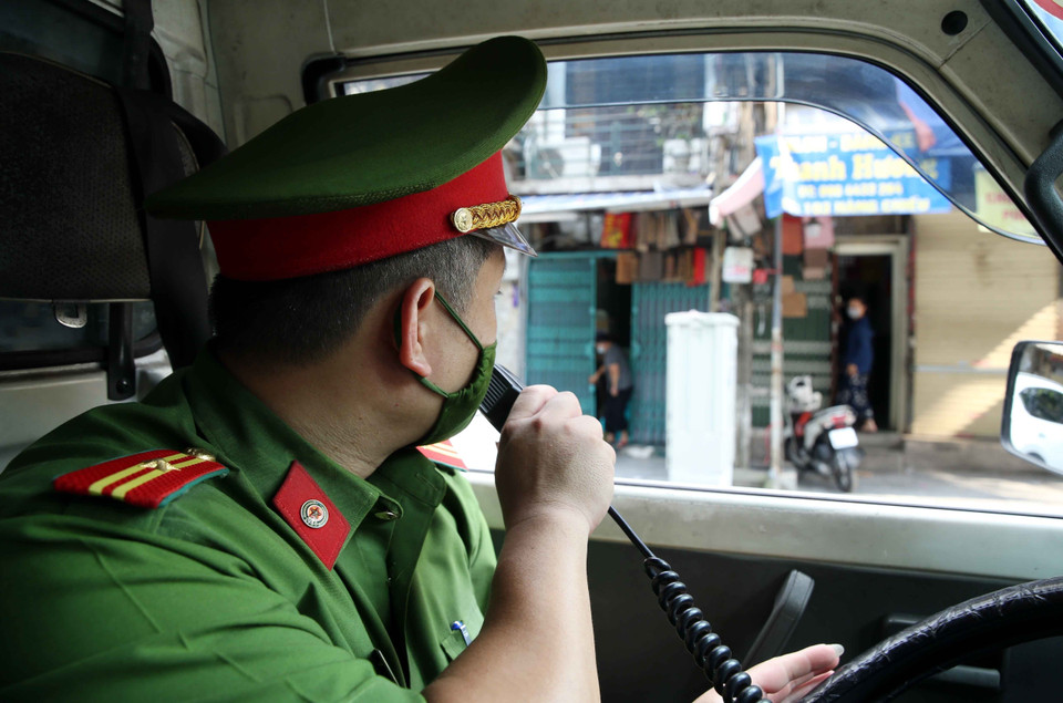 Thực hiện Chỉ thị 17/CT-UBND về giãn cách xã hội toàn thành phố Hà Nội theo nguyên tắc Chỉ thị 16/CT-TTg của Thủ tướng Chính phủ từ 6h ngày 24/7/2021, lực lượng Công an Thành phố Hà Nội đã tăng cường tuần tra, kiểm soát trên địa bàn nhằm phát hiện và kiên quyết xử lý các trường hợp vi phạm thực hiện giãn cách xã hội và phòng, chống dịch COVID-19. Trong ảnh: Công an phường Đồng Xuân, quận Hoàn Kiếm gọi loa nhắc nhở người dân không ra khỏi nhà khi không cần thiết. (Ảnh: Phạm Kiên/TTXVN)