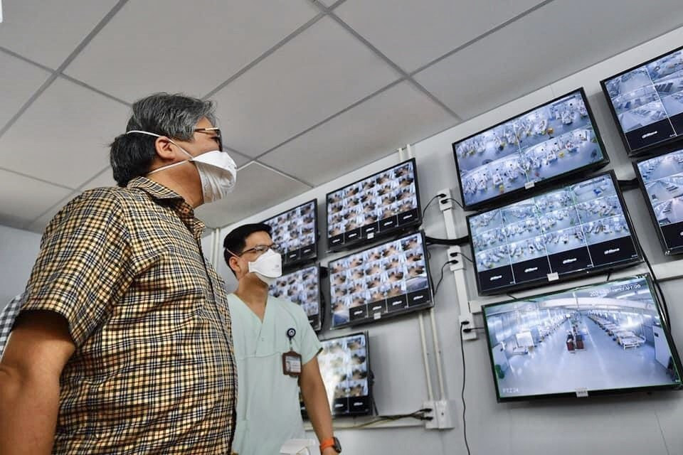 Giáo sư, tiến sỹ Trần Bình Giang, Giám đốc bệnh viện Hữu nghị Việt Đức chỉ đạo tại Trung tâm Hồi sức Tích cực COVID-19 bệnh viện Việt Đức tại Bệnh viện Dã chiến 13 (huyện Bình Chánh, TP.HCM). (Ảnh: TTXVN phát)