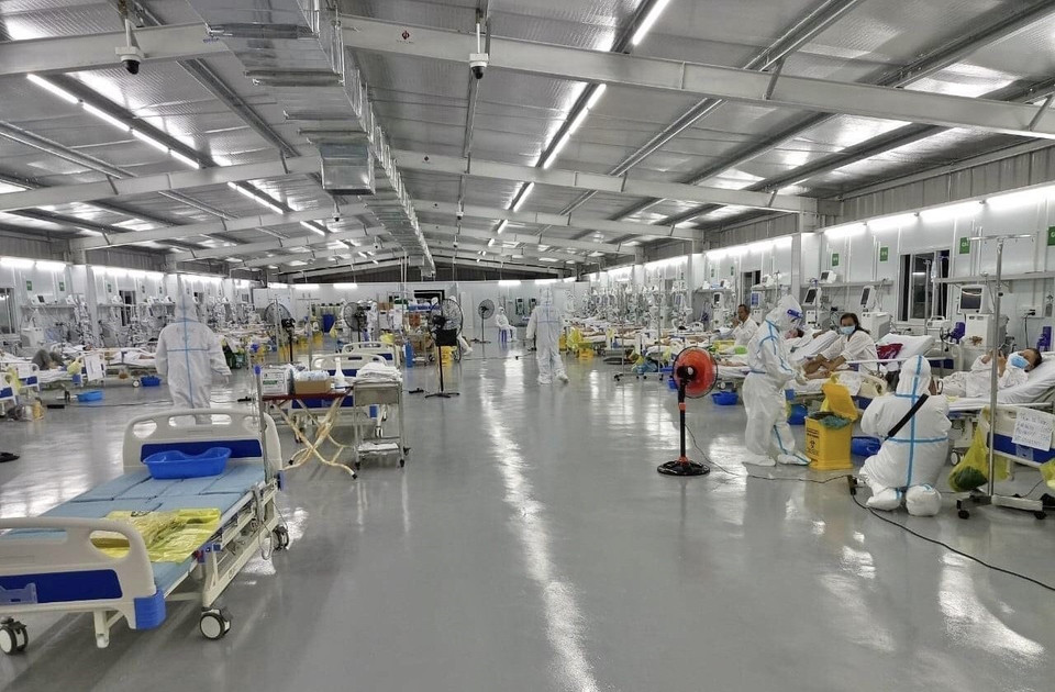 Hình ảnh bên trong phòng cấp cứu bệnh nhân COVID-19 nặng của Trung tâm hồi sức tích cực COVID-19 bệnh viện Việt Đức tại Bệnh viện Dã chiến 13 (huyện Bình Chánh, TP.HCM). (Ảnh: TTXVN phát)