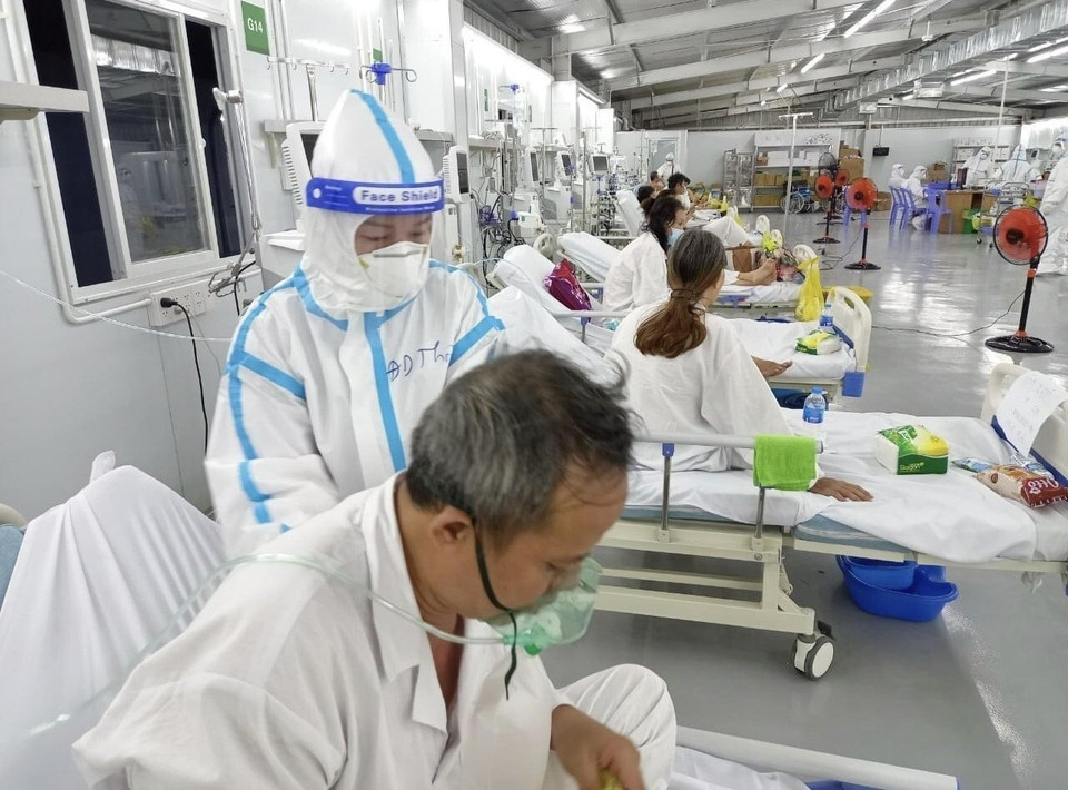 Bệnh nhân COVID-19 nặng ở Trung tâm Hồi sức Tích cực COVID-19 bệnh viện Việt Đức tại Bệnh viện Dã chiến 13 (huyện Bình Chánh, TP.HCM). (Ảnh: TTXVN phát)