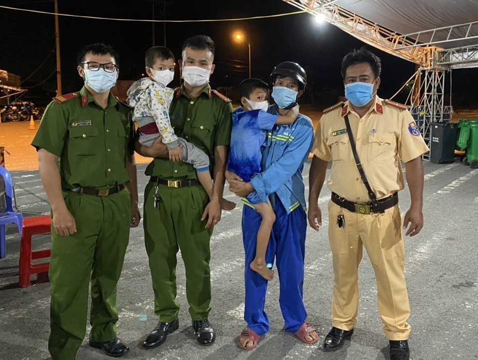 Khoảng 2 giờ sáng 28/7/2021, khi đang làm nhiệm vụ tại chốt kiểm soát dịch COVID-19 trên đường Võ Nguyên Giáp thuộc địa bàn phường Tân Phú, quận Cái Răng, thành phố Cần Thơ, cán bộ trực chốt nhận được thông tin từ các tài xế xe ô tô là có hai bé trai đang đi bộ từ hướng Hậu Giang lên Cần Thơ, có biểu hiện hoảng loạn. Tổ kiểm soát nhanh chóng đi tìm và đưa hai bé về chốt, cho các bé ăn uống, ổn định tinh thần, liên hệ với người nhà đến đón về an toàn. (Ảnh: TTXVN phát)