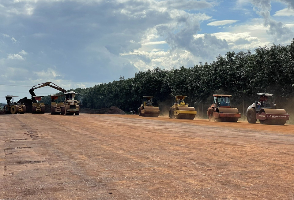 Cao tốc Phan Thiết- Dầu Giây có tất cả 4 gói thầu, trong đó, gói thầu số 4, đoạn qua tỉnh Đồng Nai có chiều dài 16km. Hiện đơn vị thi công đã huy động 200 nhân lực cùng 150 máy móc, phương tiện phục vụ thi công. (Ảnh: Công Phong/TTXVN)
