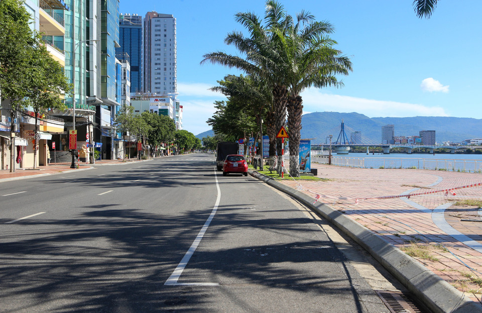 Các tuyến đường chính trên địa bàn thành phố Đà Nẵng vắng bóng người đi lại. (Ảnh: Trần Lê Lâm/TTXVN)