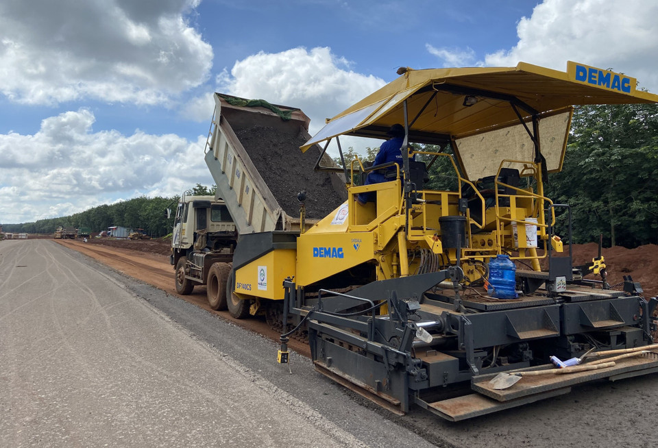 Đổ đá dăm tại gói thầu số 4, cao tốc Phan Thiết-Dầu Giây. (Ảnh: Công Phong/TTXVN).