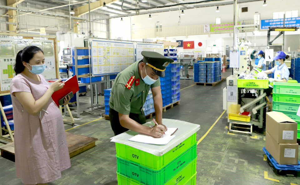 Kiểm tra công tác phòng, chống dịch COVID-19 tại xưởng sản xuất của Công ty TNHH Ohashi Tekko Việt Nam, Khu công nghiệp Bình Xuyên, Vĩnh Phúc. (Ảnh: Hoàng Hùng/TTXVN)