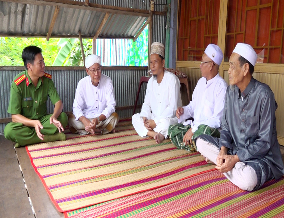 Công an xã Quốc Thái (An Phú, An Giang) gặp gỡ, trao đổi với các chức sắc trong đồng bào dân tộc Chăm về tình hình an ninh trật tự tại địa phương. (Ảnh: Thanh Sang/TTXVN)