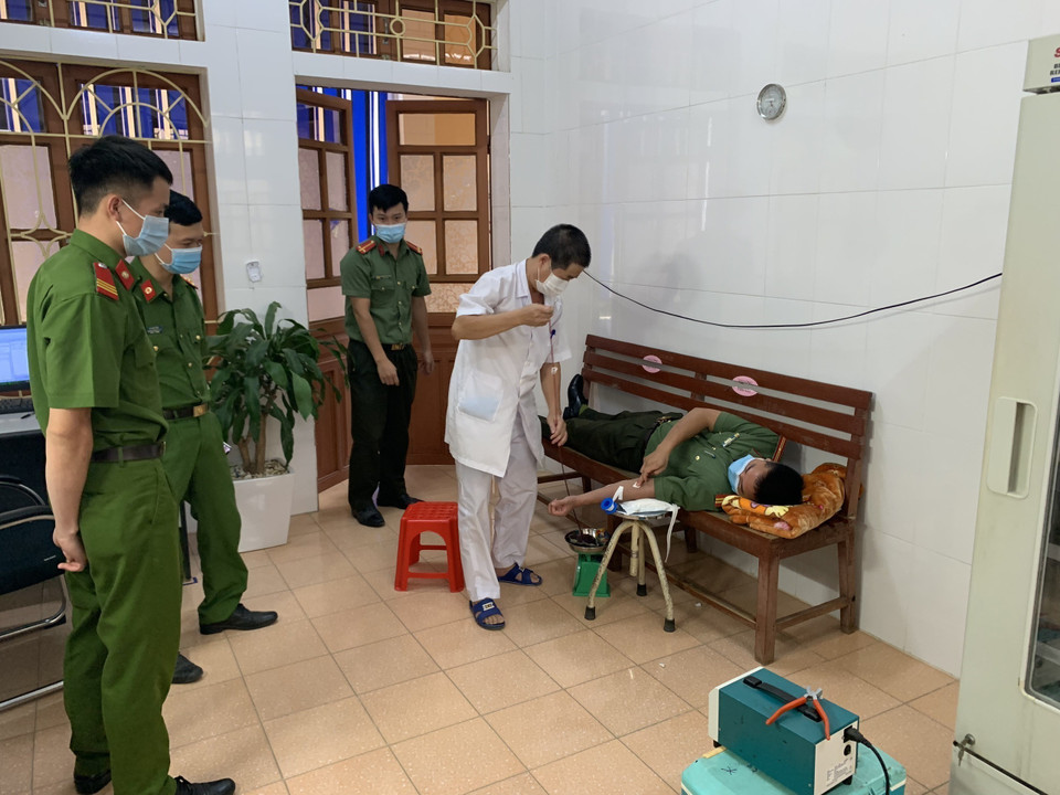 Các chiến sỹ công an huyện Văn Chấn (Yên Bái) hiến máu giúp đỡ sản phụ Hoàng Thị Hạnh nên sản phụ đã mẹ tròn, con vuông sau khi mổ cấp cứu lấy thai (23/7/2021). (Ảnh: TTXVN phát)
