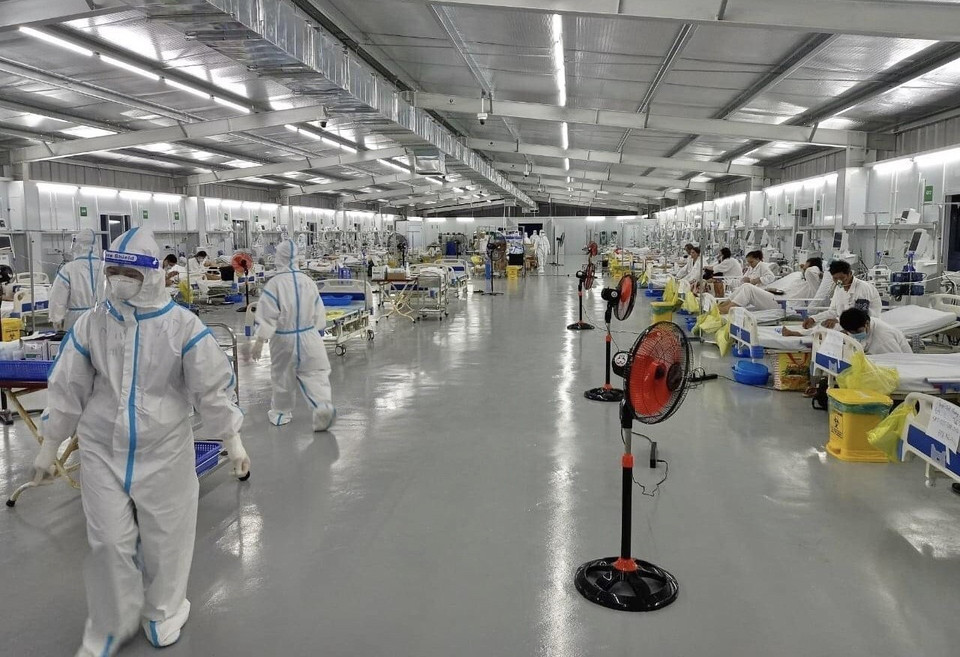Khu điều trị bệnh nhân COVID-19 nặng của Trung tâm hồi sức tích cực COVID-19 bệnh viện Việt Đức tại Bệnh viện Dã chiến 13 (huyện Bình Chánh, TP.HCM). (Ảnh: TTXVN phát)