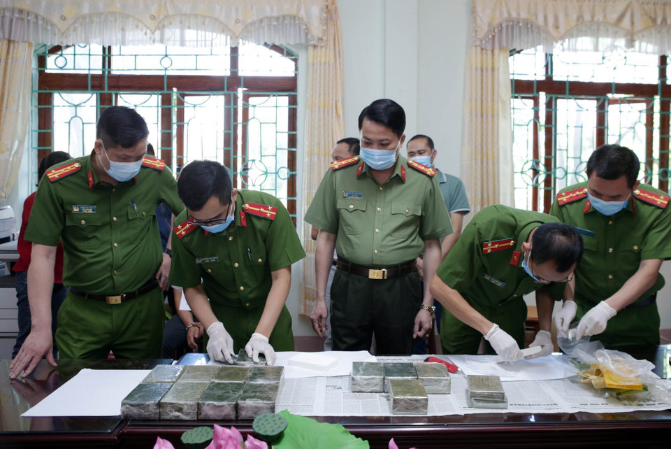 Lực lượng công an tỉnh Lai Châu kiểm tra tang vật của chuyên án 421H, bắt 2 đối tượng vận chuyển trái phép 30 bánh Heroin. (Ảnh: Quý Trung/TTXVN)