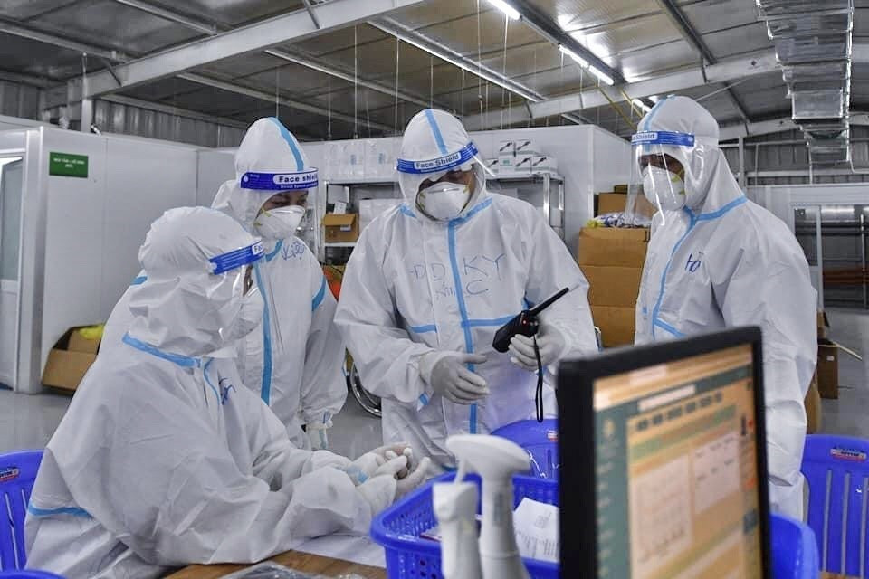 Các bác sỹ ở phòng cấp cứu bệnh nhân COVID-19 nặng của Trung tâm hồi sức tích cực COVID-19 bệnh viện Việt Đức tại Bệnh viện Dã chiến 13 (huyện Bình Chánh, TP.HCM). (Ảnh: TTXVN phát)