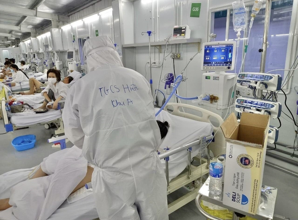 Các bác sỹ chăm sóc bệnh nhân COVID-19 nặng tại Trung tâm hồi sức tích cực COVID-19 bệnh viện Việt Đức ở Bệnh viện Dã chiến 13 (huyện Bình Chánh, TP.HCM). (Ảnh: TTXVN phát)