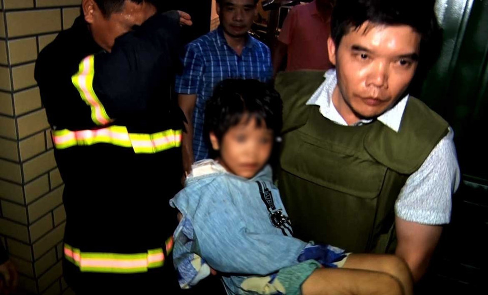 Công an thị xã Từ Sơn, tỉnh Bắc Ninh đã giải cứu thành công cháu Vũ Đặng N.A, 6 tuổi, ở khu phố Tân Lập, phường Đình Bảng, thị xã Từ Sơn, tỉnh Bắc Ninh bị bố đẻ Đặng Trung Kiên bạo hành (5/9/2020). (Ảnh: TTXVN phát)