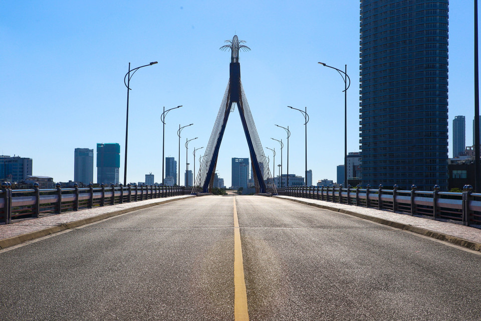 Các tuyến đường chính trên địa bàn thành phố Đà Nẵng vắng bóng người đi lại. (Ảnh: Trần Lê Lâm/TTXVN)