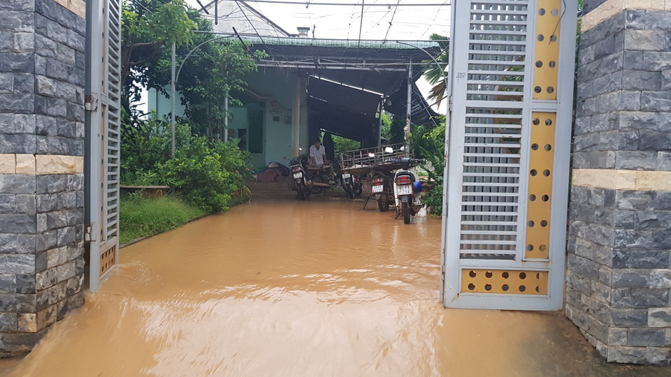  Lũ dâng về đột ngột khiến nhiều nhà dân trên bàn thành phố Đồng Xoài bị ngập. (Ảnh: Đậu Tất Thành/TTXVN)