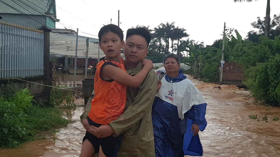 Khoảng 14 giờ 30 chiều 23/9/2020, trận lũ đột ngột tràn về làm ngập nhiều khu vực thuộc địa bàn các phường Tân Đồng, Tân Thiện, Tân Xuân thuộc thành phố Đồng Xoài (tỉnh Bình Phước)(Ảnh: Đậu Tất Thành/TTXVN)