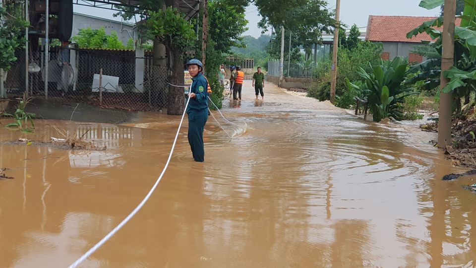 Đến 18 giờ tối cùng ngày, lực lượng chức năng đã di dời 53 hộ dân với gần 100 nhân khẩu đến nơi an toàn trước khi nước lên. (Ảnh: Đậu Tất Thành/TTXVN)