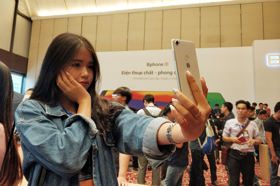 Chụp selfie cùng Bphone.