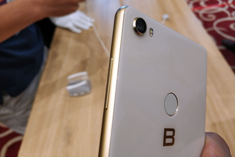 Mặt sau Bphone với cảm biến vân tay.