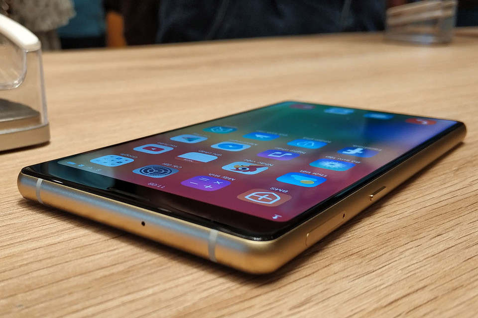 Cạnh trên của máy và khe SIM, nút nguồn bên cạnh trái.