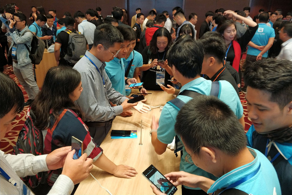 Nhiều người trải nghiệm cho rằng, ở mức giá này, Bphone 3 sẽ có khả năng cạnh tranh cao hơn so với thế hệ Bphone 2.