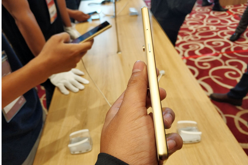 Cạnh bên của Bphone 3 Pro với bo viền màu vàng.