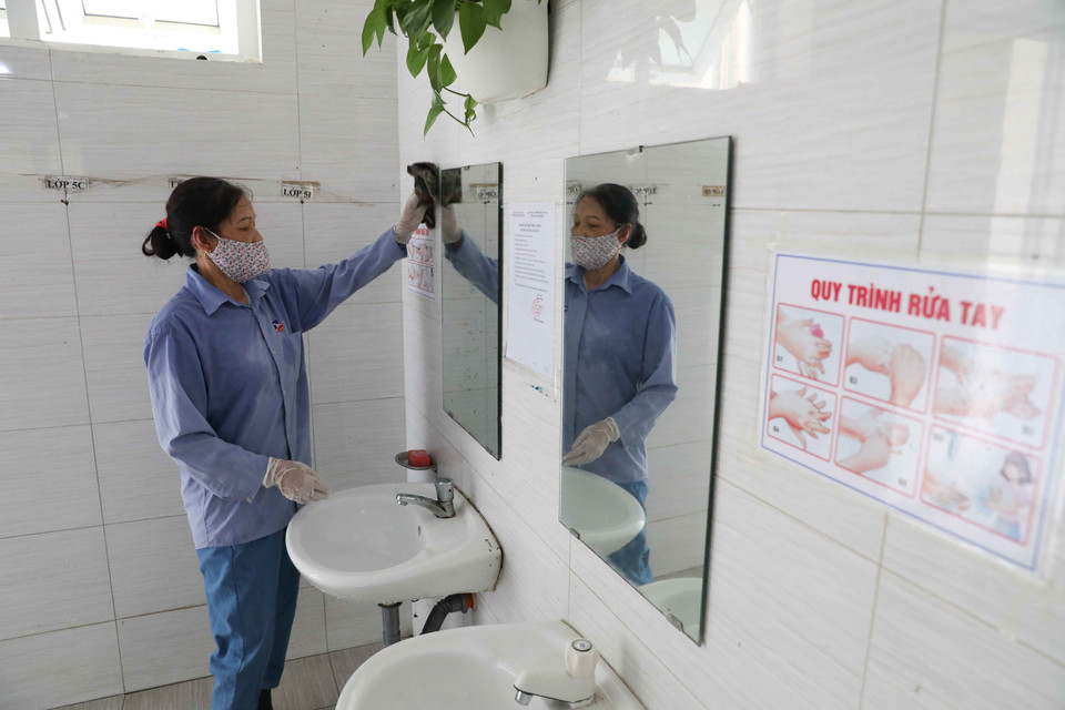 Trường Tiểu học Nam Hồng, huyện Đông Anh dọn dẹp, vệ sinh khử khuẩn toàn trường. (Ảnh: Thanh Tùng/TTXVN)