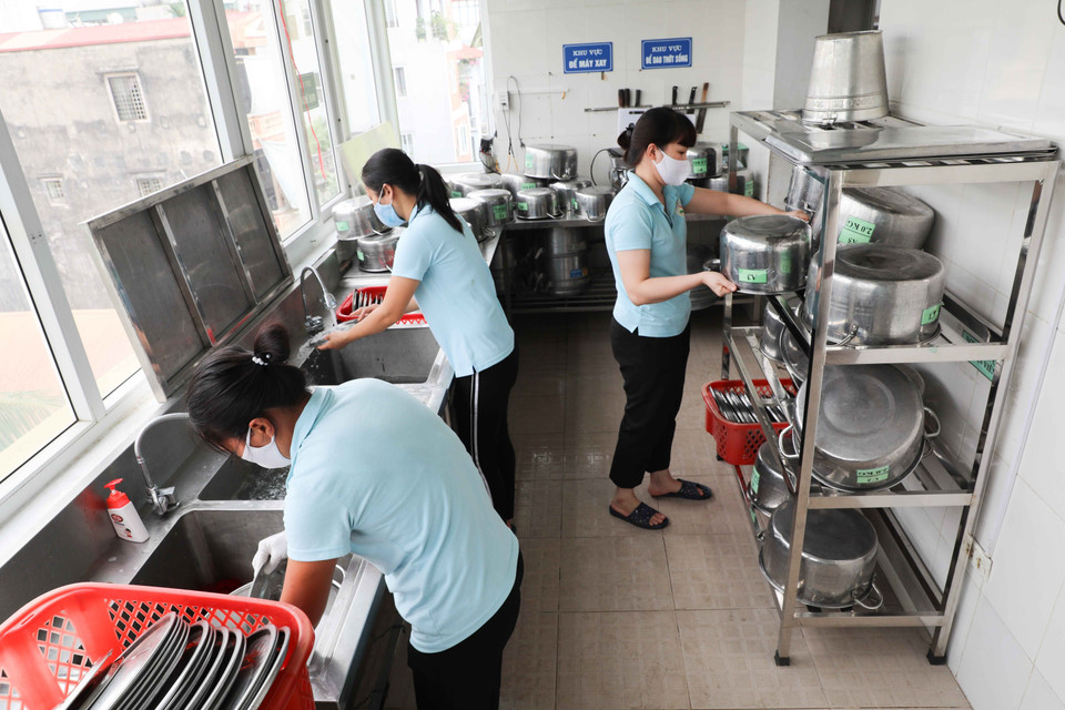 Khu vực bếp ăn, vật dụng nhà bếp luôn được vệ sinh sạch sẽ, khử trùng đảm bảo an toàn cho chế biến bữa ăn bán trú của trẻ khi đi học lại. (Ảnh: Thanh Tùng/TTXVN)