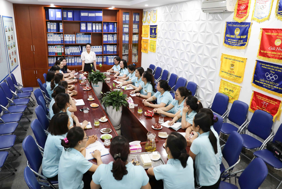 Trường Mầm non Đại Kim, quận Hoàng Mai họp giao nhiệm vụ cho các giáo viên sẵn sàng đón trẻ vào ngày 11/5 tới. (Ảnh: Thanh Tùng/TTXVN)