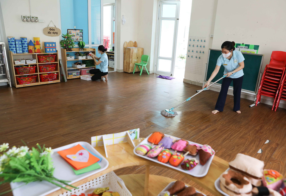 Giáo viên Mầm non Đại Kim, quận Hoàng Mai vệ sinh, khử khuẩn toàn trường, sẵn sàng đón trẻ vào ngày 11/5 tới. (Ảnh: Thanh Tùng/TTXVN)