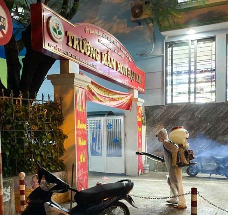  Trường Mầm non Đại Kim, quận Hoàng Mai đã phun thuốc khử khuẩn toàn trường. (Ảnh: Thanh Tùng/TTXVN)