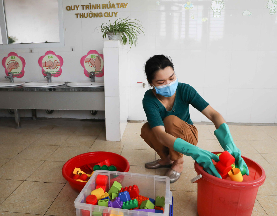 Đồ chơi, đồ dùng học tập cho trẻ được khử khuẩn sạch sẽ. (Ảnh: Thanh Tùng/TTXVN)