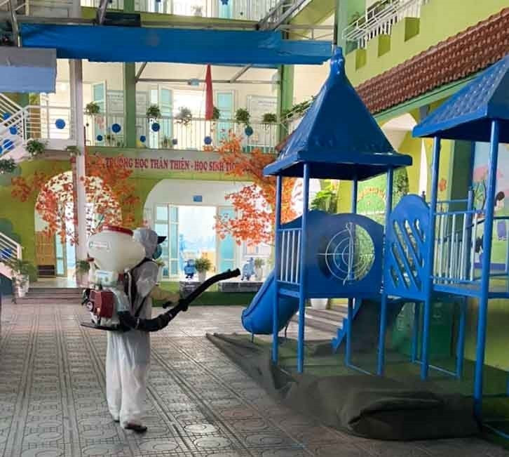 Trường Mầm non Đại Kim, quận Hoàng Mai đã phun thuốc khử khuẩn toàn trường. (Ảnh: Thanh Tùng/TTXVN)