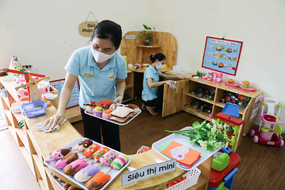 Giáo viên Mầm non Đại Kim, quận Hoàng Mai vệ sinh, khử khuẩn toàn trường, sẵn sàng đón trẻ vào ngày 11/5 tới. (Ảnh: Thanh Tùng/TTXVN)