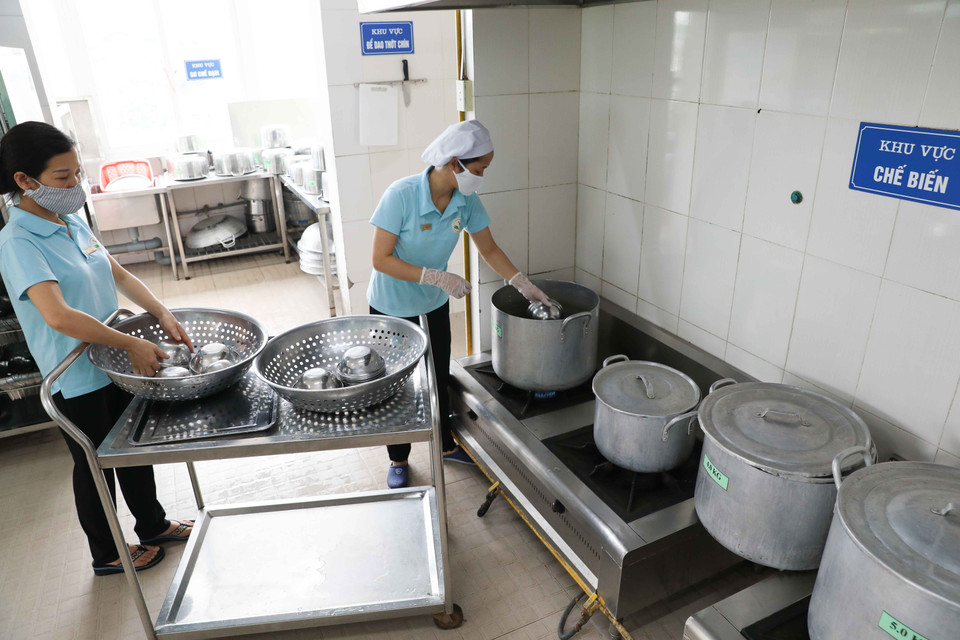 Khu vực bếp ăn, vật dụng nhà bếp luôn được vệ sinh sạch sẽ, khử trùng đảm bảo an toàn cho chế biến bữa ăn bán trú của trẻ khi đi học lại. (Ảnh: Thanh Tùng/TTXVN)