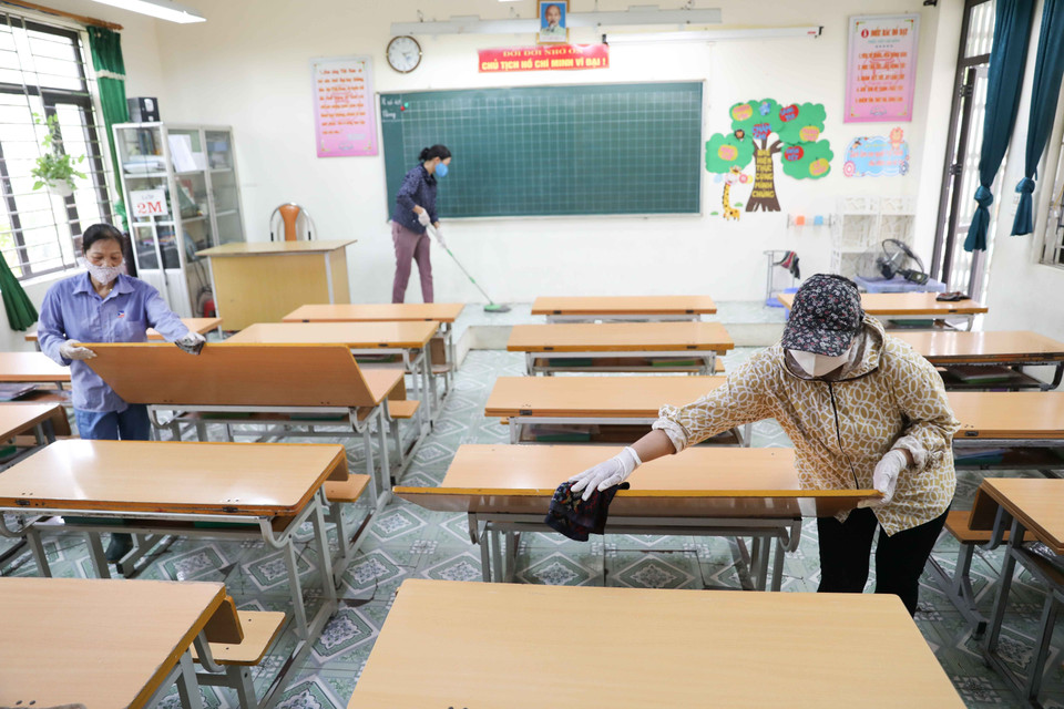 Trường Tiểu học Nam Hồng, huyện Đông Anh dọn dẹp, vệ sinh khử khuẩn toàn trường.(Ảnh: Thanh Tùng/TTXVN)