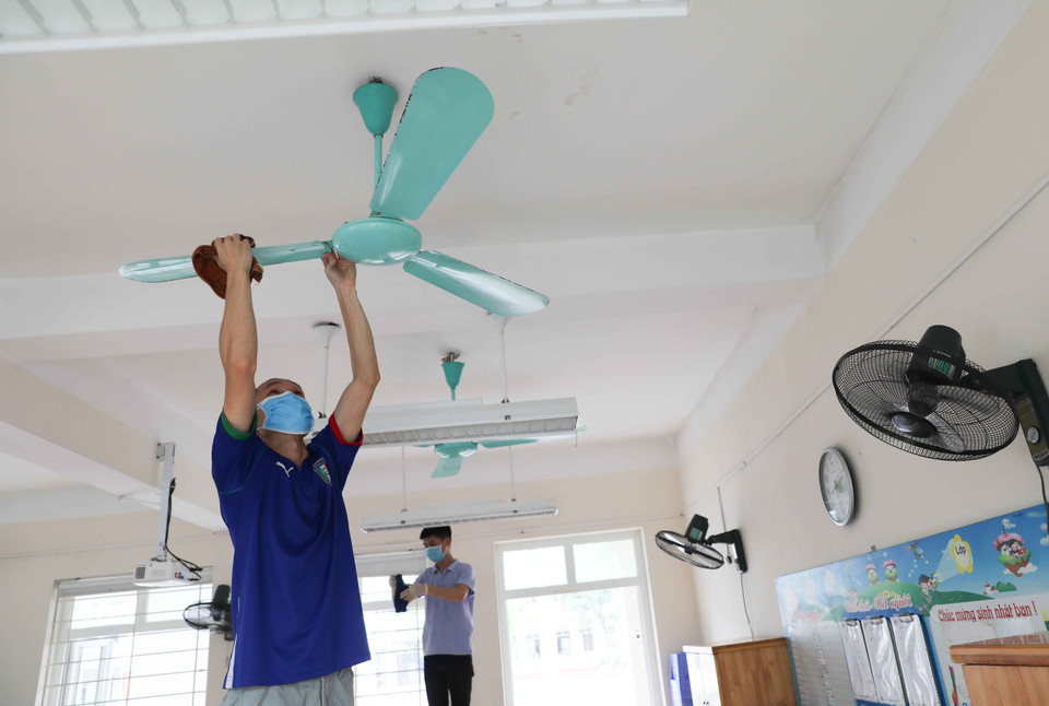 Trường Tiểu học Chu Văn An, quận Hoàng Mai tiến hành dọn dẹp, tổng vệ sinh toàn trường. (Ảnh: Thanh Tùng/TTXVN)