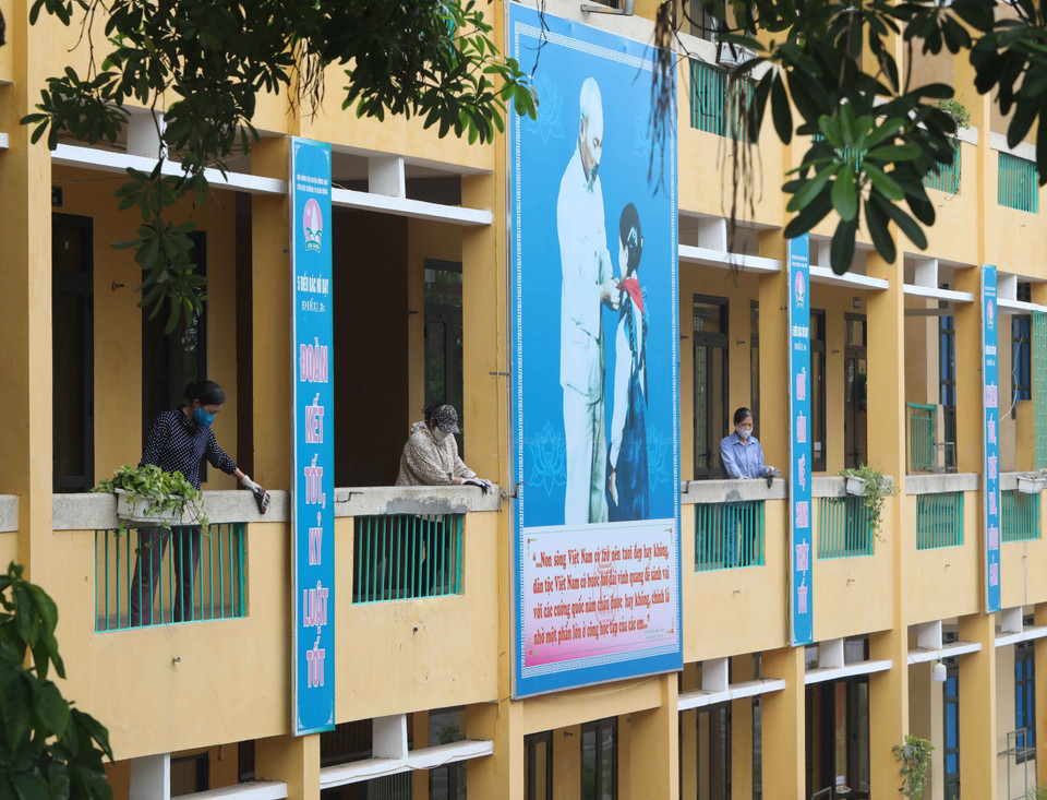 Trường Tiểu học Nam Hồng, huyện Đông Anh dọn dẹp, vệ sinh khử khuẩn toàn trường. (Ảnh: Thanh Tùng/TTXVN)