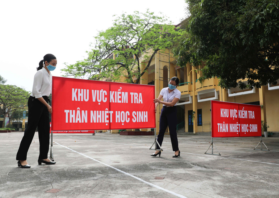 Phương án phân luồng học sinh trong giờ đến và ra về được chuẩn bị kỹ lưỡng. (Ảnh: Thanh Tùng/TTXVN)