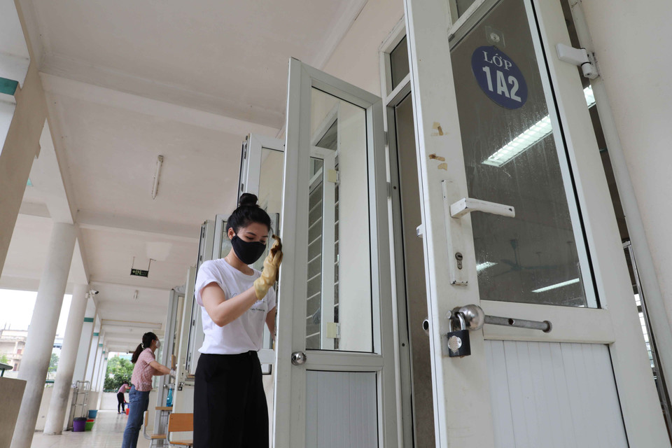 Trường Tiểu học Chu Văn An, quận Hoàng Mai tiến hành dọn dẹp, tổng vệ sinh toàn trường. (Ảnh: Thanh Tùng/TTXVN)