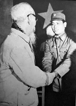 Chủ tịch Hồ Chí Minh gặp gỡ, khen ngợi phi công Nguyễn Văn Cốc tại Đại hội Anh hùng, Chiến sỹ thi đua Quân chủng Phòng không - Không quân năm 1969. Tại đây, Bác có câu nói nổi tiếng 'Bác chúc không quân có thêm nhiều Cốc nữa'. (Ảnh: Tư liệu/TTXVN phát)