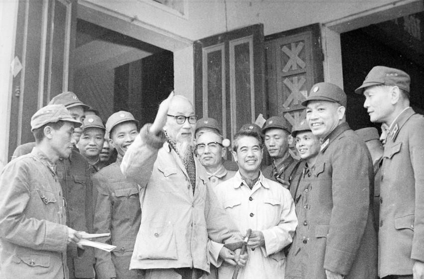 Chủ tịch Hồ Chí Minh thăm bộ đội phòng không-không quân, ngày 16/2/1969. (Ảnh: TTXVN)