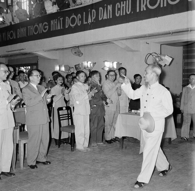 Chủ tịch Hồ Chí Minh đến dự Lễ tuyên dương 43 Anh hùng các Lực lượng vũ trang nhân dân, nhân kỷ niệm Ngày chiến thắng Điện Biên Phủ (7/5/1956). (Ảnh: TTXVN)