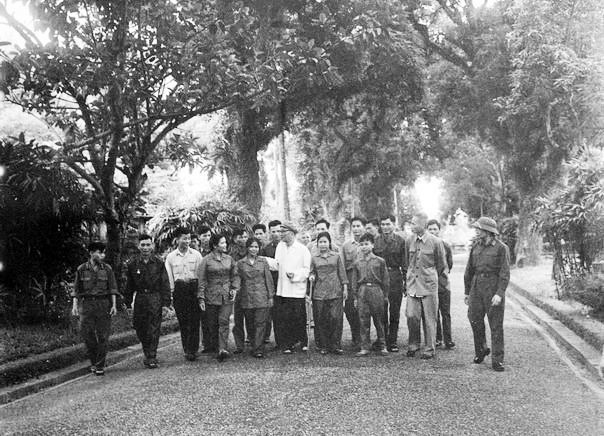 Chủ tịch Hồ Chí Minh tiếp Đoàn đại biểu Anh hùng, Chiến sỹ thi đua và dũng sỹ diệt Mỹ của Quân giải phóng miền Nam ra thăm miền Bắc (20/7/1968). (Ảnh: TTXVN)