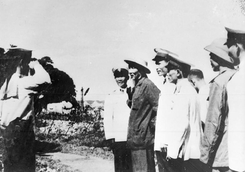 Chủ tịch Hồ Chí Minh thăm bộ đội hải quân (1965). (Ảnh: TTXVN)