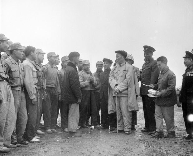 Nhân dịp Tết Nguyên đán Bính Ngọ (1966), Chủ tịch Hồ Chí Minh đến thăm và chúc Tết cán bộ, chiến sỹ đơn vị pháo cao xạ Quân khu III có thành tích bắn rơi máy bay Mỹ. (Ảnh: TTXVN)