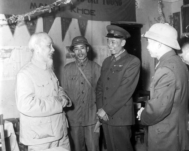 Chủ tịch Hồ Chí Minh thăm đơn vị công binh Quân khu 3 nhân dịp Tết nguyên đán Bính Ngọ (21/1/1966). (Ảnh: TTXVN)