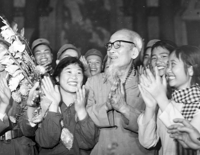 Chủ tịch Hồ Chí Minh tiếp Đoàn đại biểu Anh hùng, Chiến sỹ thi đua và dũng sỹ diệt Mỹ của Quân giải phóng miền Nam ra thăm miền Bắc (20/7/1968). (Ảnh: Tư liệu/TTXVN phát)