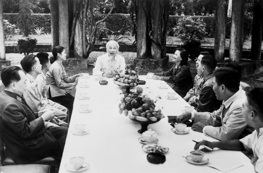 Chủ tịch Hồ Chí Minh tiếp Đoàn đại biểu Anh hùng, Chiến sỹ thi đua các Lực lượng vũ trang nhân dân giải phóng miền Nam ra thăm miền Bắc, ngày 15/11/1965. (Ảnh: TTXVN)