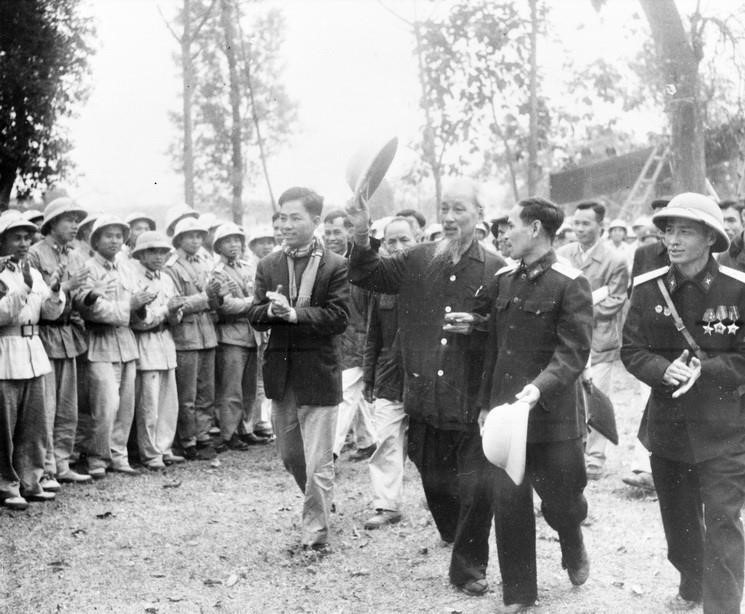 Chủ tịch Hồ Chí Minh thăm một đơn vị bộ đội tỉnh Vĩnh Phúc (2/3/1963). (Ảnh: TTXVN)