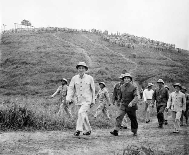 Chủ tịch Hồ Chí Minh và Đại tướng Võ Nguyên Giáp thị sát buổi diễn tập cấp Trung đoàn tấn công của Sư đoàn 308 tại Sơn Tây, năm 1957. (Ảnh: Tư liệu/TTXVN phát)